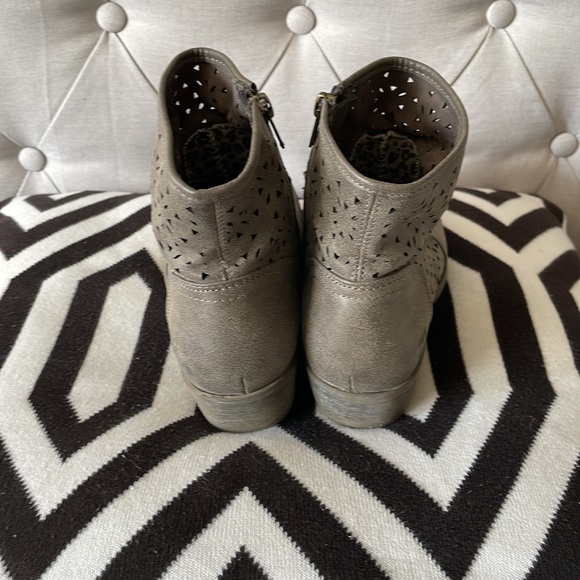 Billabong Booties - Picture 2 of 5